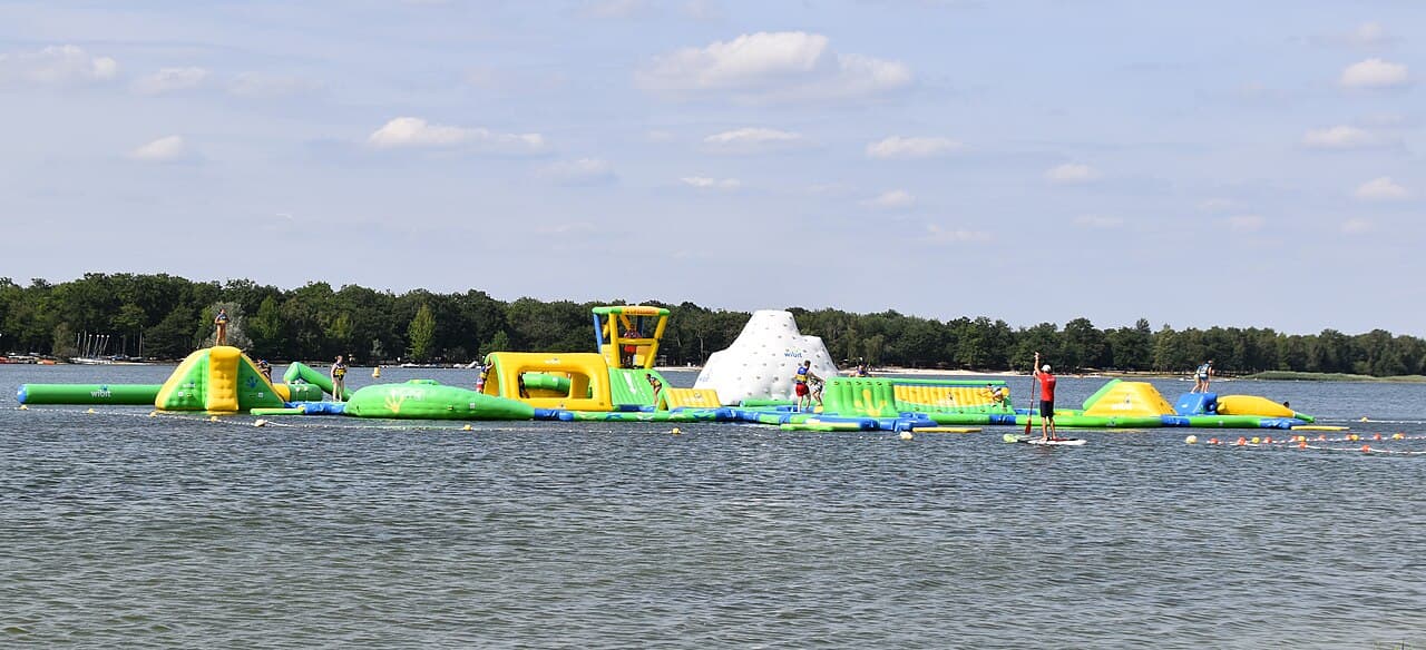 Parc aquatique au bord d'un étang de Sologne